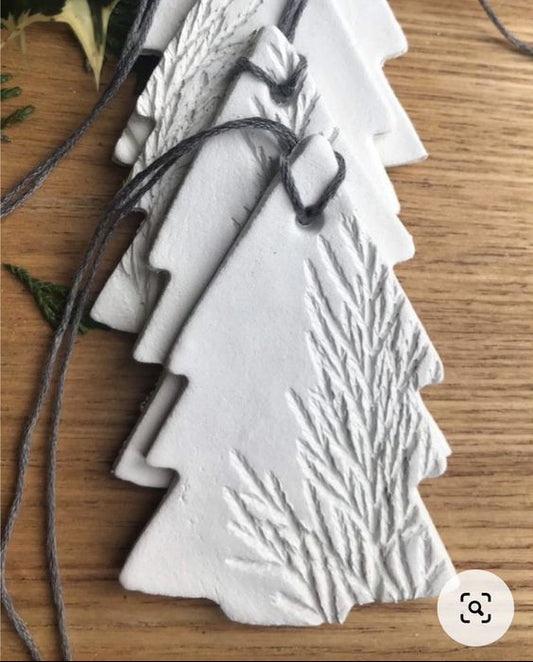 Atelier de création de marques places en argile